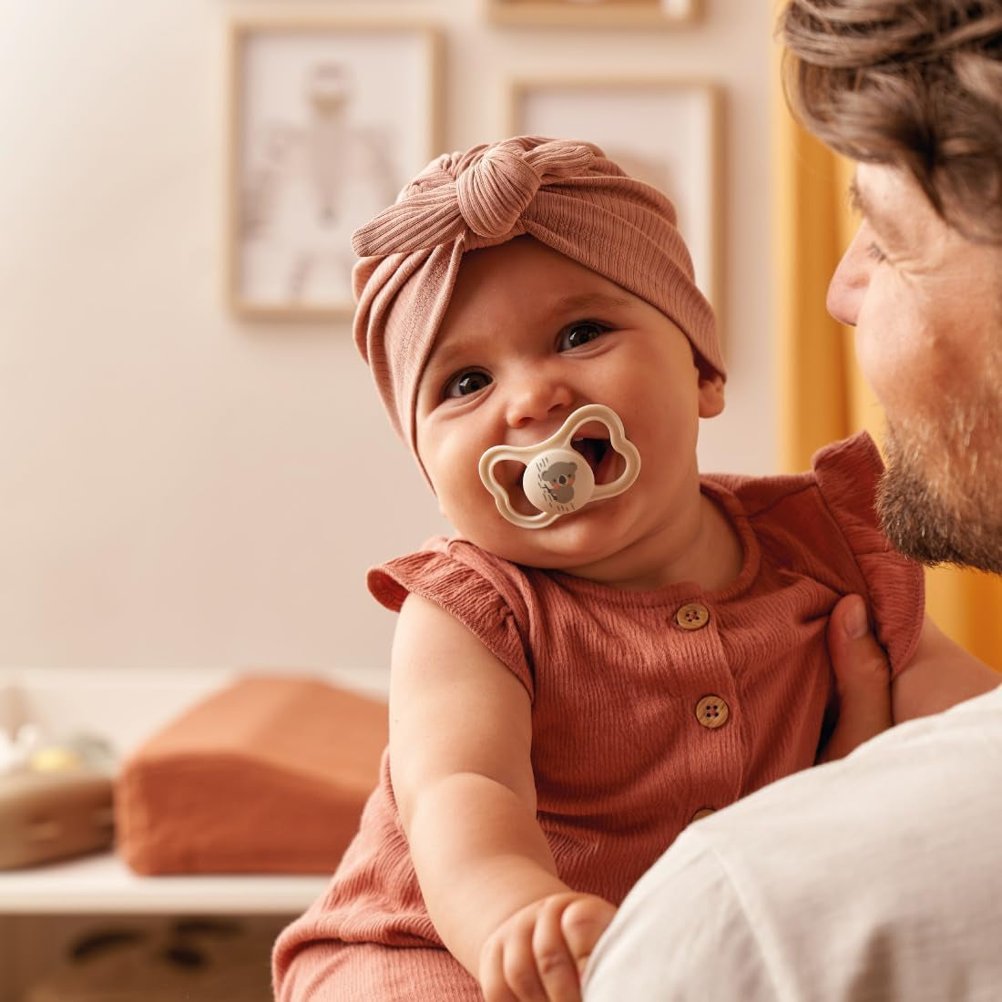 Suzetă MAM Air Night 6-16 luni (pachet de 2) Suzetă MAM 6-16 luni, strălucește în întuneric pentru pielea sensibilă, accesoriu pentru bebeluși pachet de 2 cu tetină din silicon și suport pentru suzetă, neutru/verde