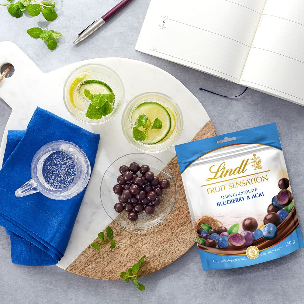 Lindt Chocolate Sensation Fruit Blueberry und Acai | 150 g | Dunkle Schokoladenkugel mit raffinierter Fruchtfüllung auf Apfelbasis | Geschenk aus Schokolade | Schokoladengeschenk