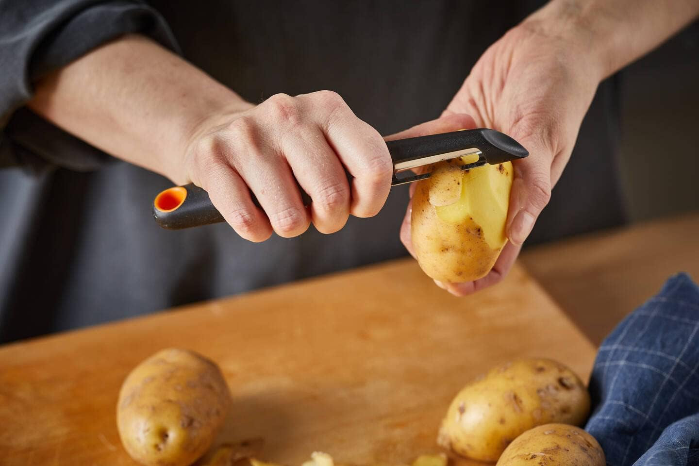 Fiskars Peeler cu lamă mobilă, lungime: 18 cm, oțel/plastic Naty Shop