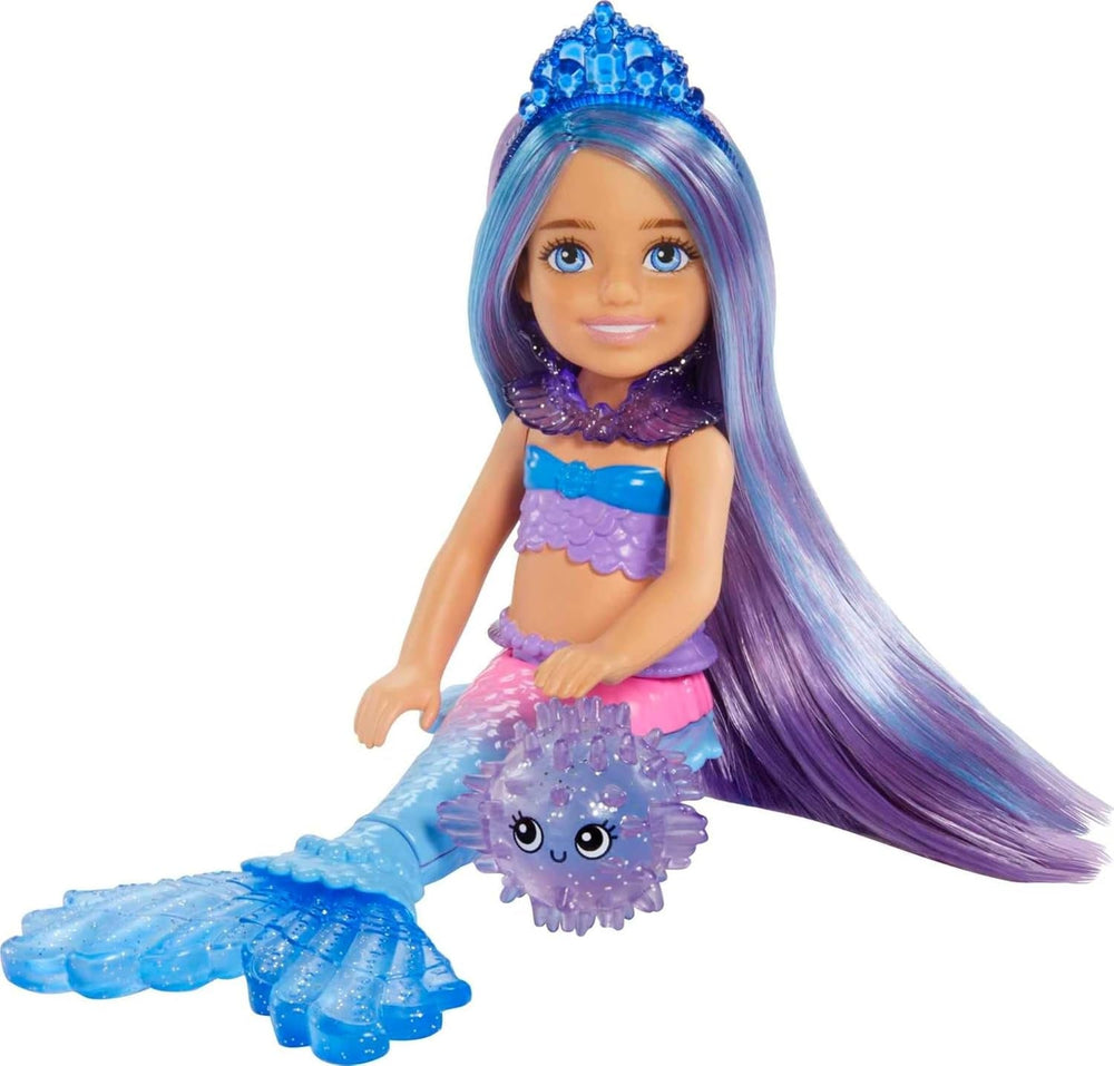 Barbie Mermaid Power, păpușă Chelsea, păpușă sirenă, Chelsea cu păr albastru și violet, coroană, coadă de sirenă, accesoriu, cadou pentru copii de la 3 ani, Hhg57 Papusi Naty Shop Titlu implicit