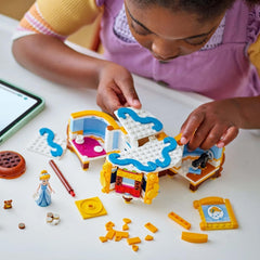 LEGO® Disney Princess Cinderella-Kleid, Spielzeug für Jungen und Mädchen ab 9 Jahren – inklusive Kleiderbügel, einer Cinderella-Minipuppe und einer Mausfigur – Creative Playset 43266 Bausets Beuche den LEGO-Store