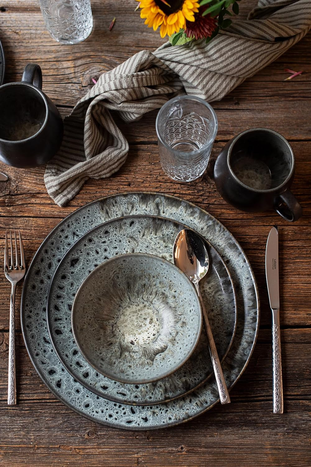 Set de mic dejun MÄSER Carellia, 12 piese – ceramică din Portugalia – glazură reactivă – 4 farfurii de desert 23 cm, 4 boluri 15 cm, 4 căni de cafea 430 ml – potrivit pentru mașina de spălat vase și cuptorul cu microunde, gri