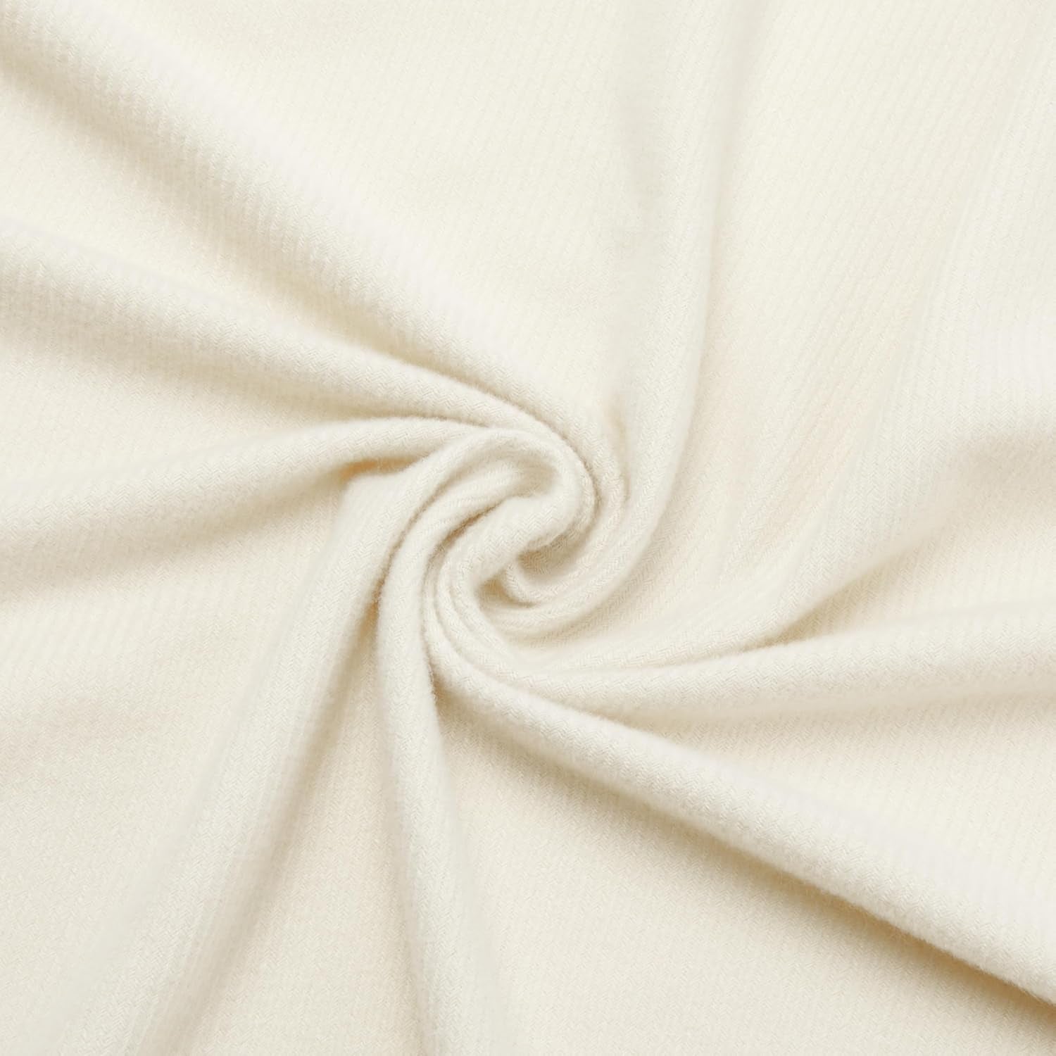 Amazon Basics Überwurfdecke, leichtes, recyceltes Polyester, Raumdekor-Kuscheldecke, 127 x 152 cm, elfenbeinweiß mit blauem Muster. Karierte Betten und Decken. Besuchen Sie den Amazon Basics-Store