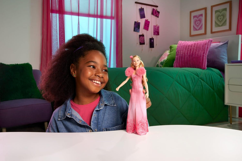 Păpușă cântătoare Mattel Glinda din Wicked and Accessories, articulată cu aspect inspirat din filme și ținută detașabilă, cântă „Loved by Us”, JLG49, roz
