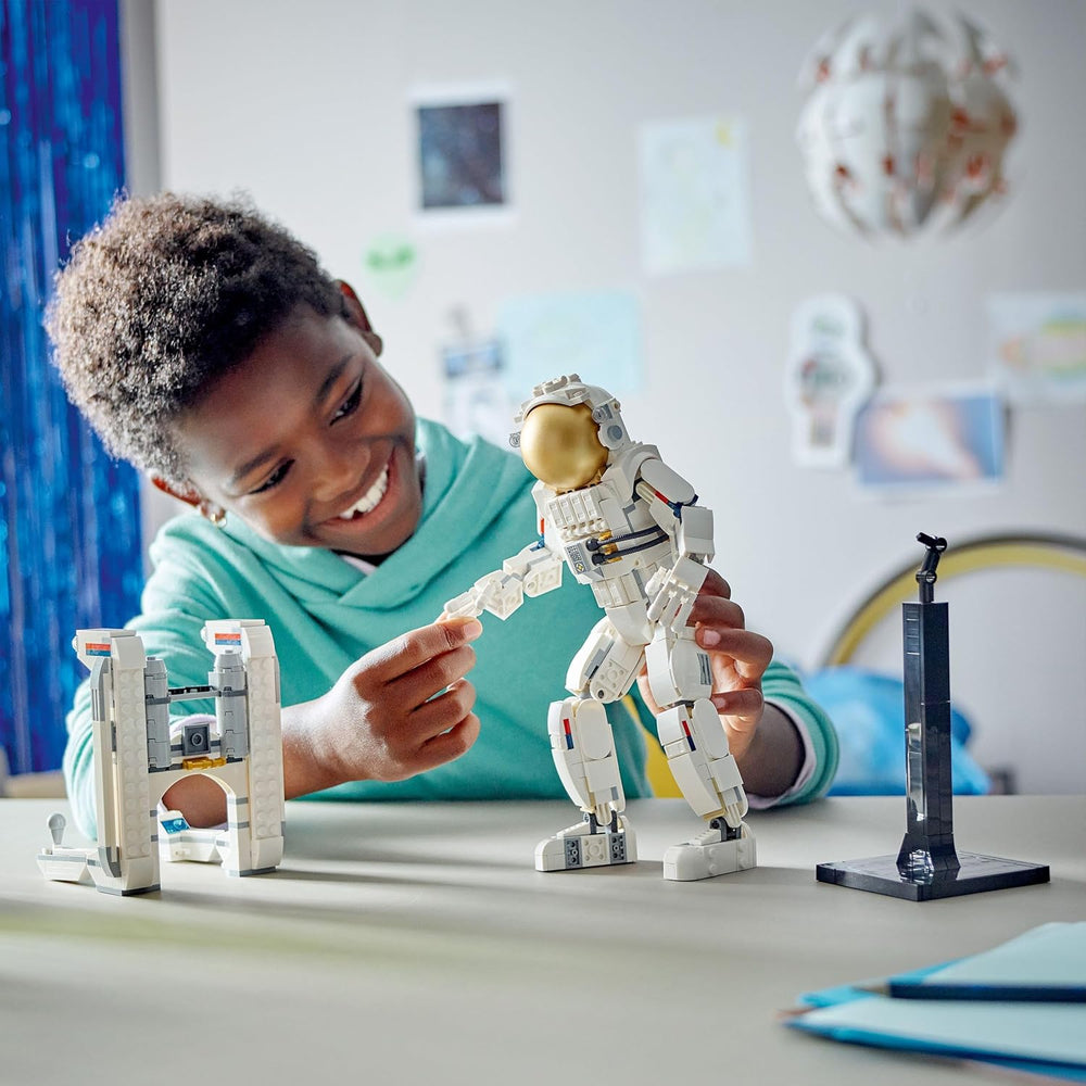 LEGO Creator 3in1 Astronaut im Weltraum Spielzeug, Modellbauset mit Hund und Raumschiff für Kinder, Kinderzimmer-Deko, kreatives Geschenk für Jungen und Mädchen ab 9 Jahren 31152
