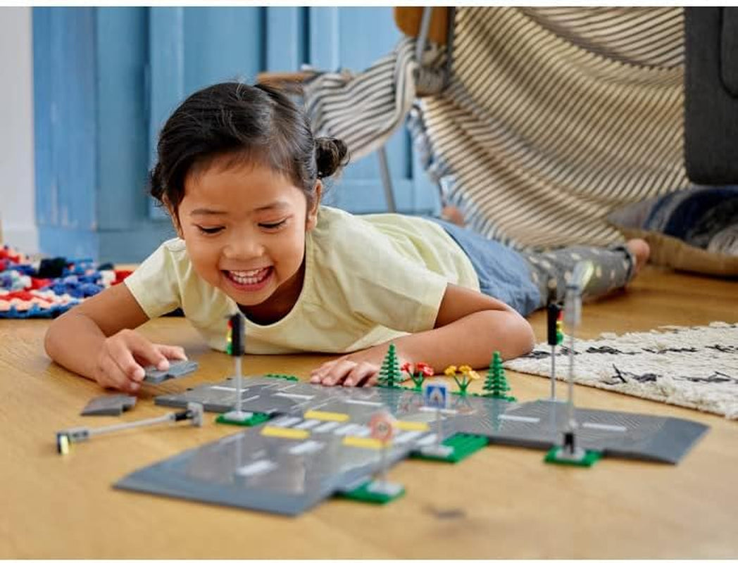 LEGO City Bauset „Straßenkreuzung mit Ampel“ mit im Dunkeln leuchtenden Steinen 60304 Bausets Besuchen Sie den LEGO-Store