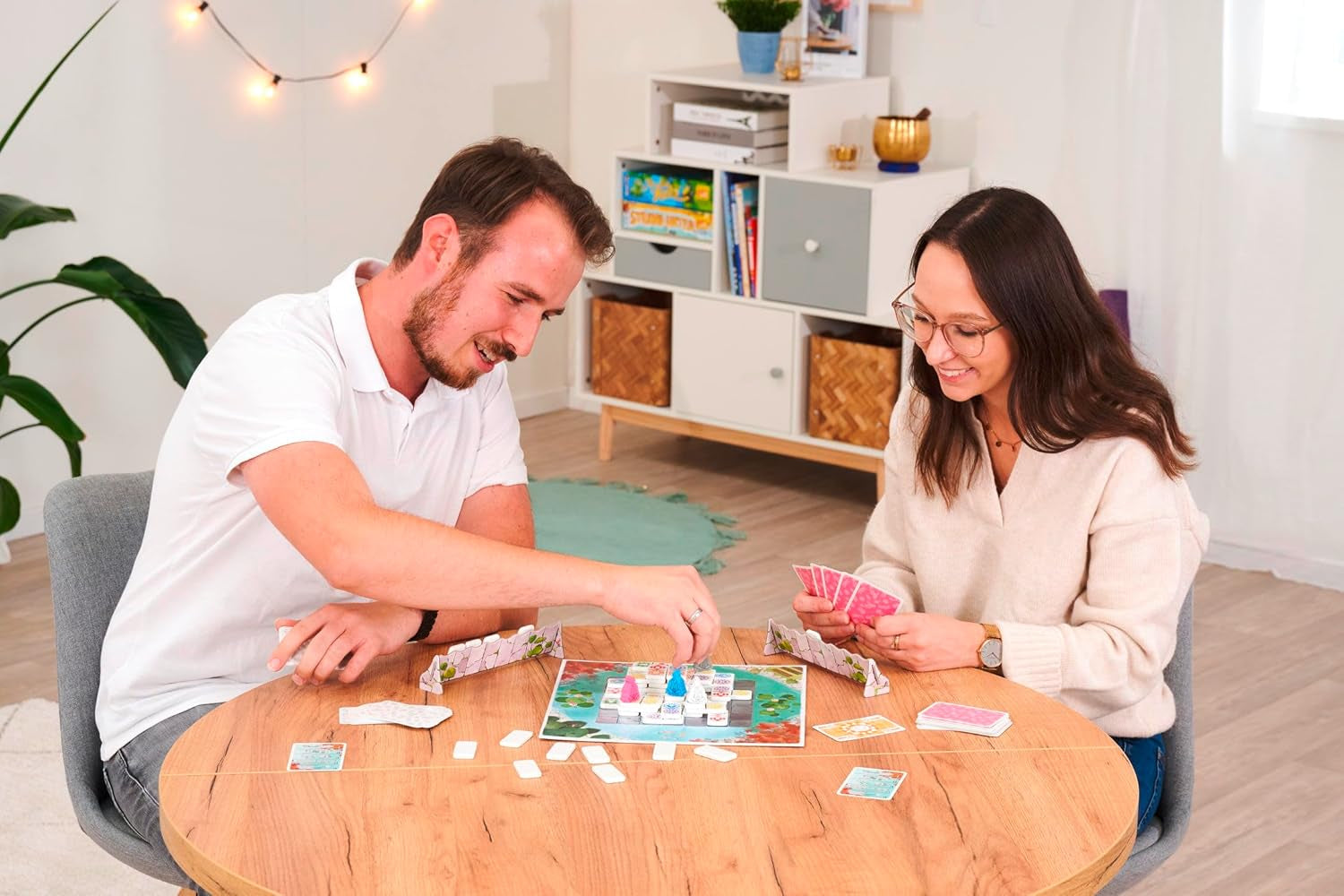 Zoch Ananda – Ein strategisches Brettspiel mit meditativen Einflüssen, Tempelbau mit Taktiken, Mönche meditieren in farbigen Bereichen, Sammeln von Karma-Punkten, Familienspiel ab 10 Jahren.