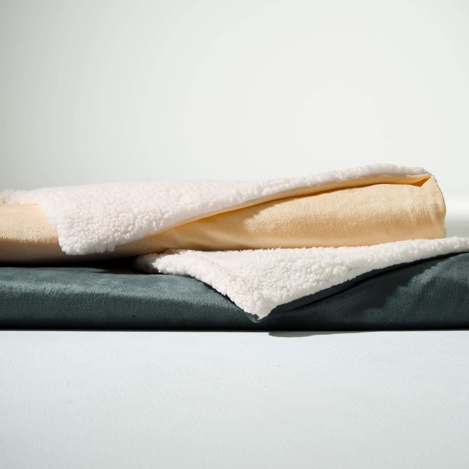 Aqua-Textil Flauschige Kuscheldecke 150 x 200 cm Grau Weiß Melange Plüsch-TV-Decke Tagesdecke Sherpa-Fleece Öko-Tex Ottawa Betten und Decken Besuchen Sie den aqua-textil-Store Graue Nicki-Bettwäsche 200 x 220 cm