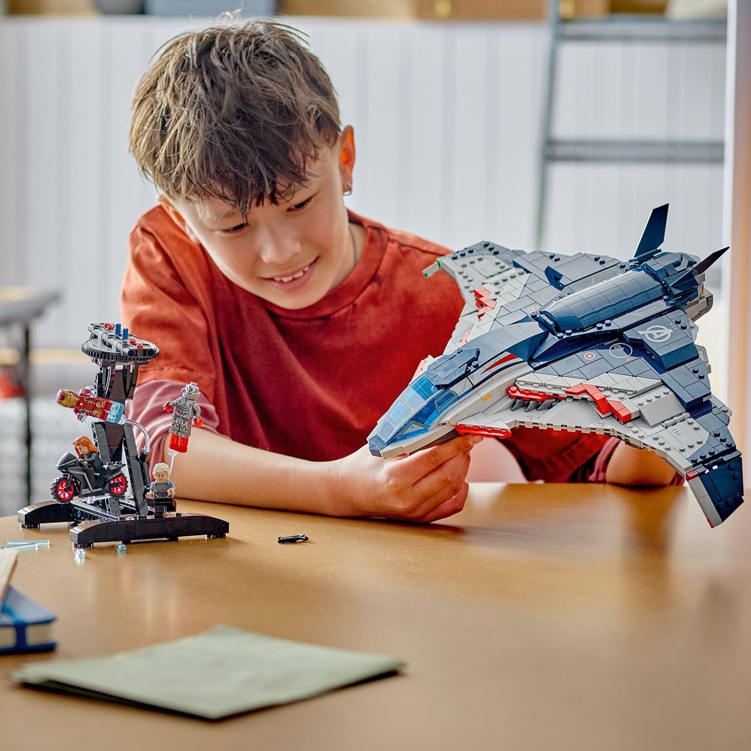 LEGO | Marvel Avengers: Age of Ultron Quinjet – Superhelden Spielzeug Flugzeug mit Motorrad und 5 Minifiguren, darunter Iron Man, Black Widow und Ultron – Geschenk für Jungen ab 12 Jahren – 76325