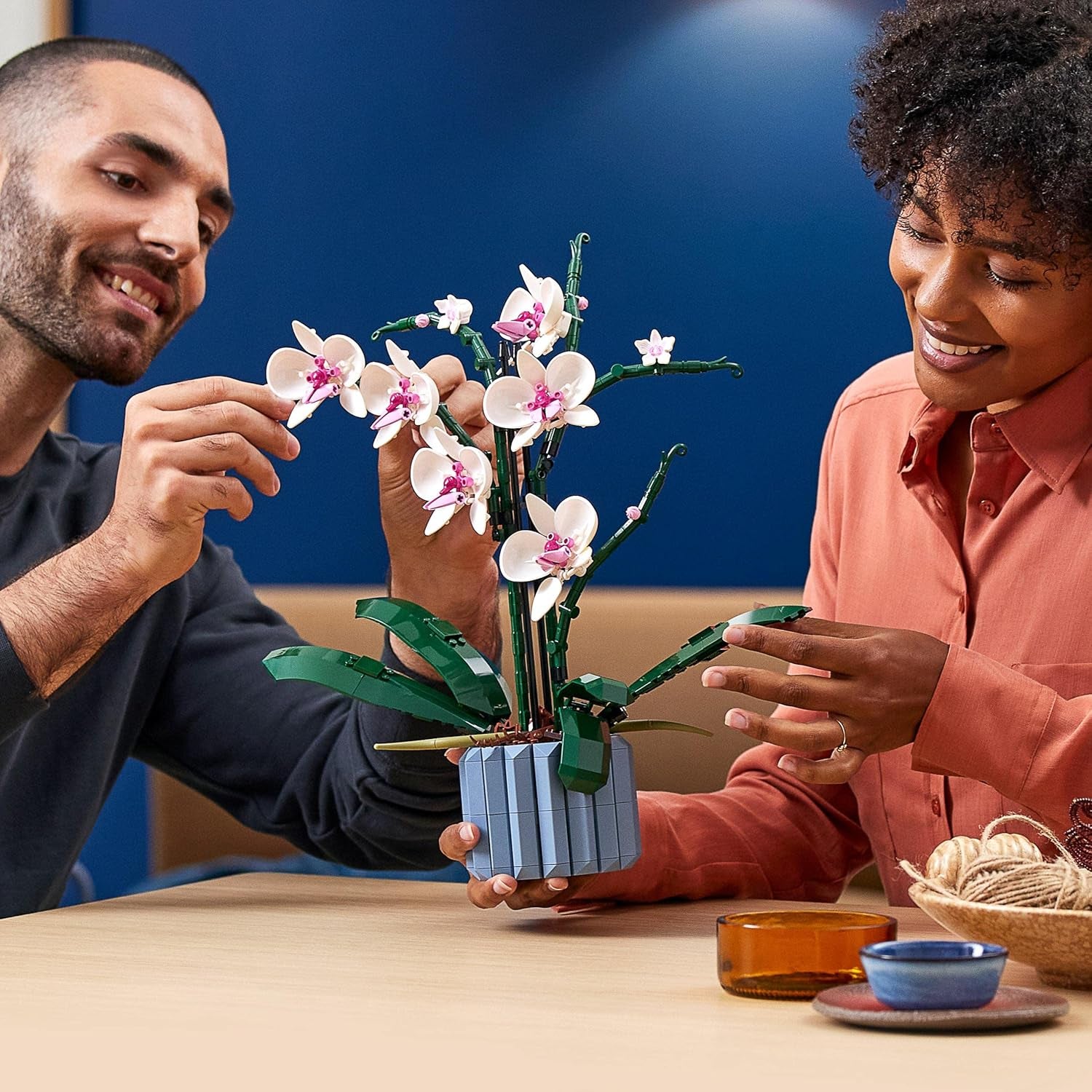 LEGO Botanicals Orchidee – Künstliches Pflanzenset mit weißen und rosa Blumen – Modellbausatz für Erwachsene – Home und Zimmer-Deko – Botanik Kollektion – Geschenke für Frauen und Männer 10311