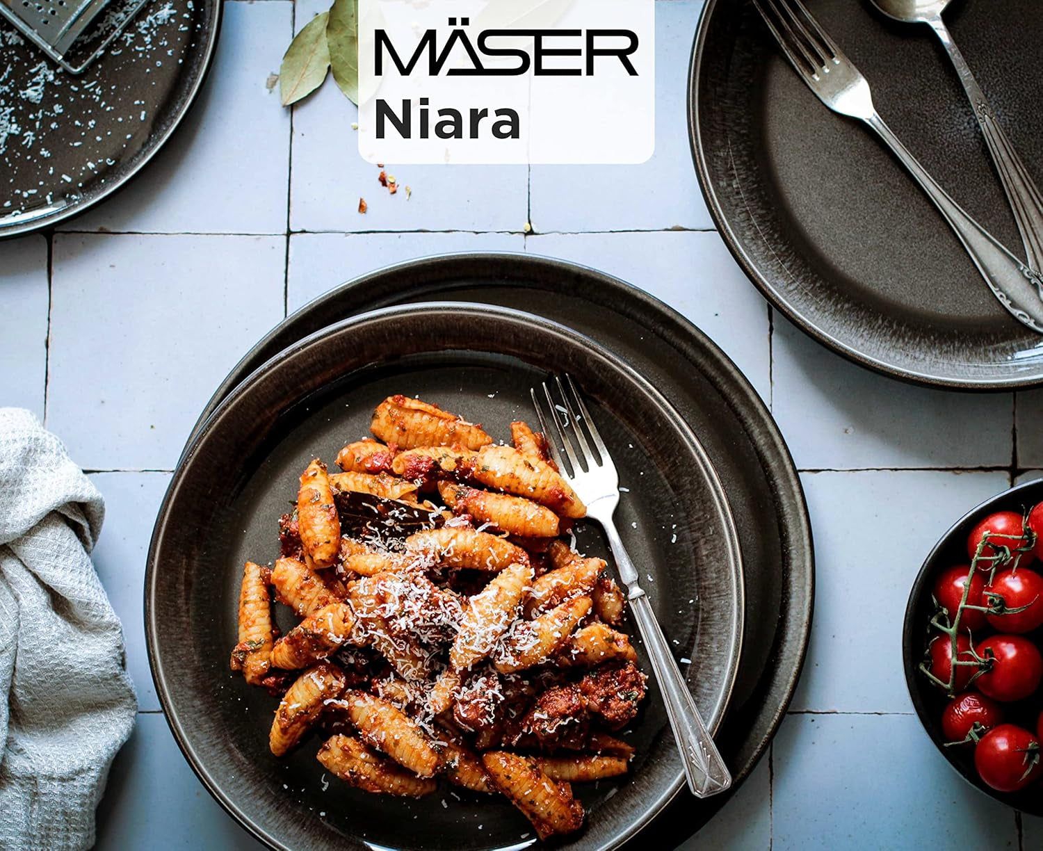 MÄSER 934020 Seria Niara, Set de veselă modern pentru 6 persoane într-un aspect vintage incitant, Set de mic dejun din ceramică cu 18 piese, gri și negru, Gresie