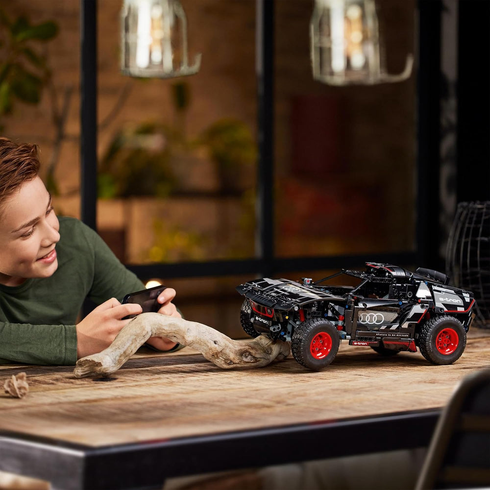 LEGO 42160 Technic Audi RS Q e-tron, ferngesteuertes Rallye-Auto-Spielzeug, Dakar-Rallye-Geländewagen, App-steuerter RC mit Control+, Geschenk für Jungen, Mädchen und Fans ab 10 Jahren zum Bauen