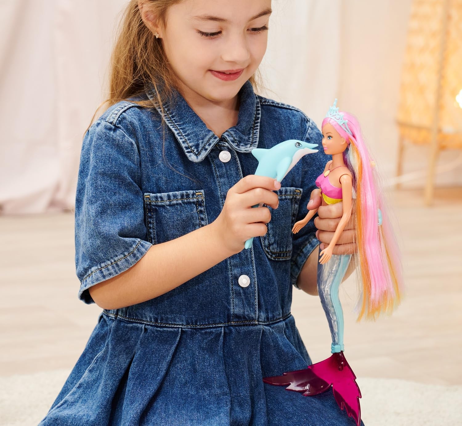 Simba Steffi Love Mermaizing – Păpușă sirenă cu funcție de lumină curcubeu, păr extra lung, figurină delfin și agrafe de păr, 39 cm înălțime, funcție Try-Me, vârste 3+