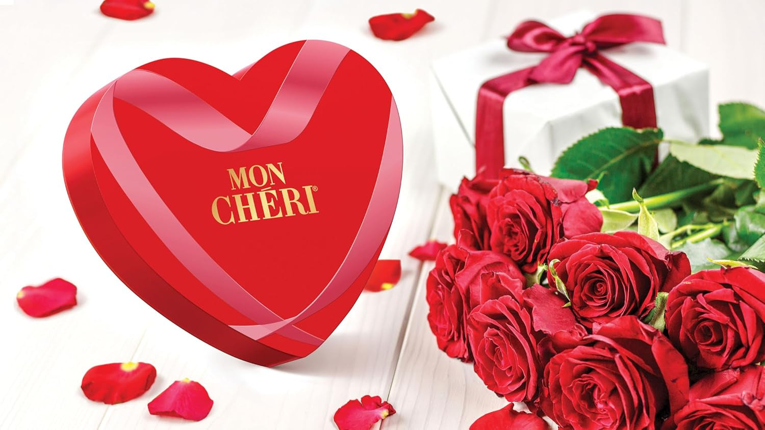 Ferrero Mon Chéri Heart – Schokoladengeschenk zum Valentinstag für Sie und Ihn – Knusprige Schokolade, fruchtiger Likör und aromatisierte Kirschen – Für Valentinstag, Muttertag und Ostern – 1 Packung à 147 g