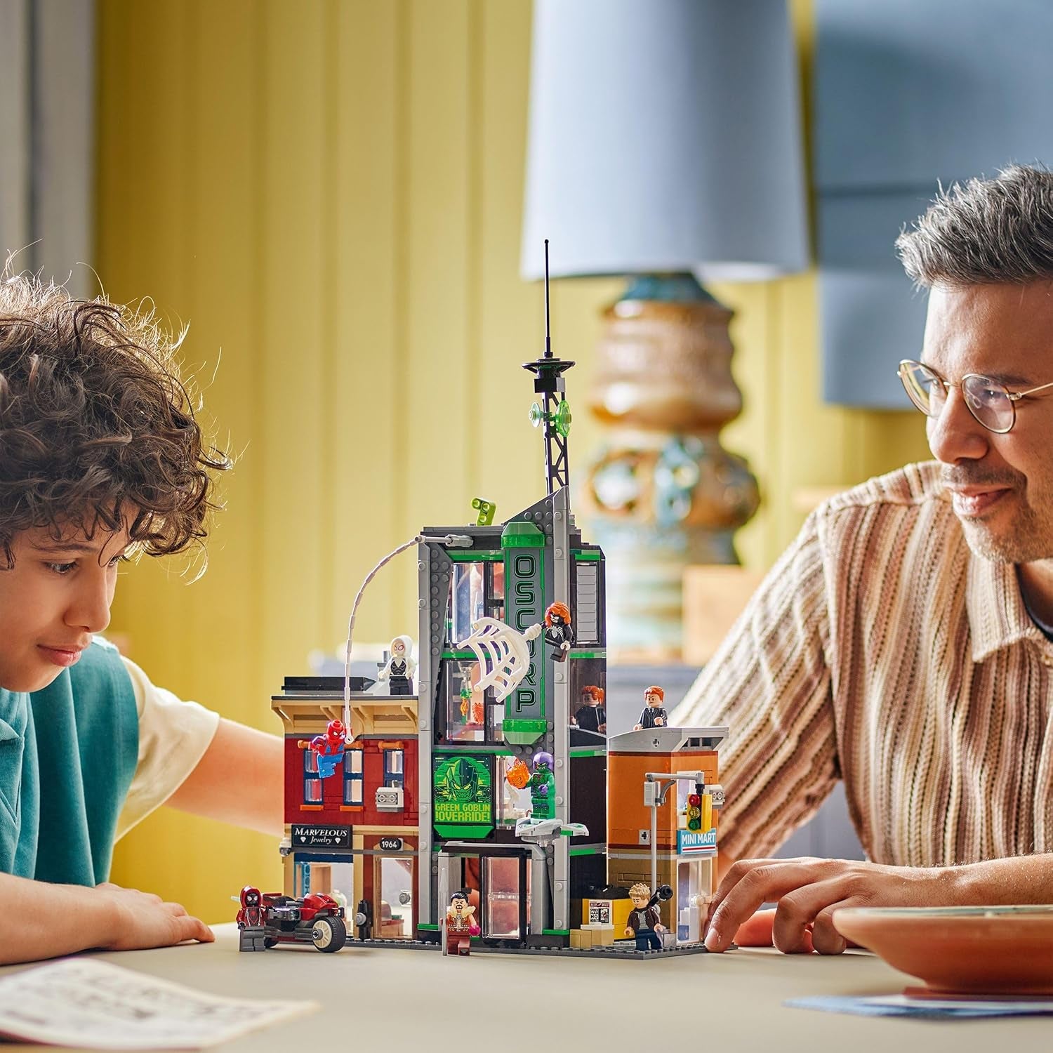LEGO ǀ Marvel Spider-Man Vs. Oscorp – Bauset zum Sammeln für Kinder mit 8 Minifiguren, darunter auch Spider-Woman, Miles Morales, Ghost Spider und Green Goblin – Geschenk ab 10 Jahren – 76324