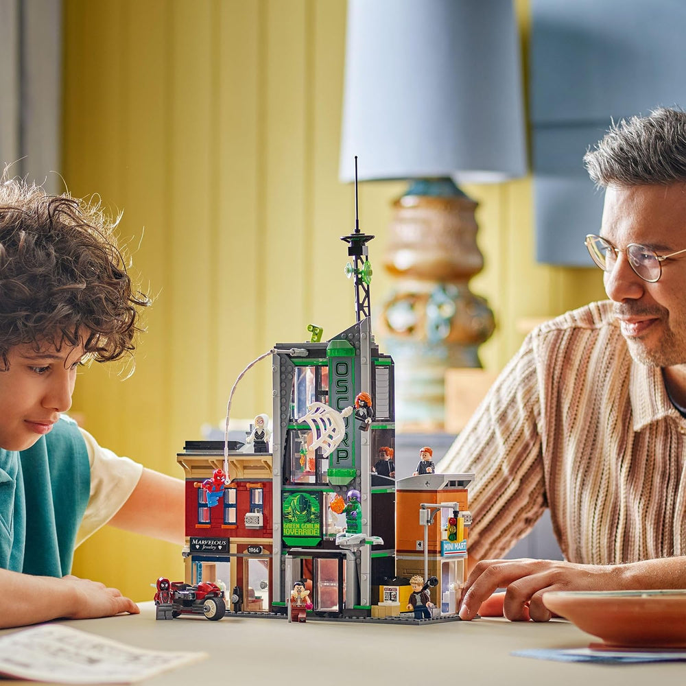 LEGO ǀ Marvel Spider-Man Vs. Oscorp – Bauset zum Sammeln für Kinder mit 8 Minifiguren, darunter auch Spider-Woman, Miles Morales, Ghost Spider und Green Goblin – Geschenk ab 10 Jahren – 76324