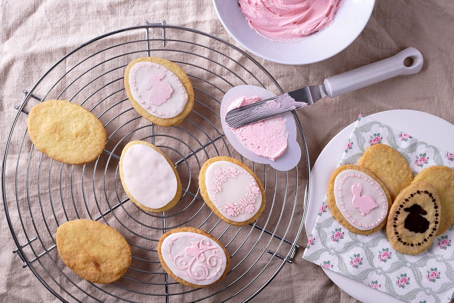 Dr. Oetker Ei-Ausstecher inkl. 4 Deko-Schablonen aus der Serie „Goldiges Ostern“, Keks- und Plätzchenform (Farbe: Silber, Weiß), Menge: 1 x 5er Set
