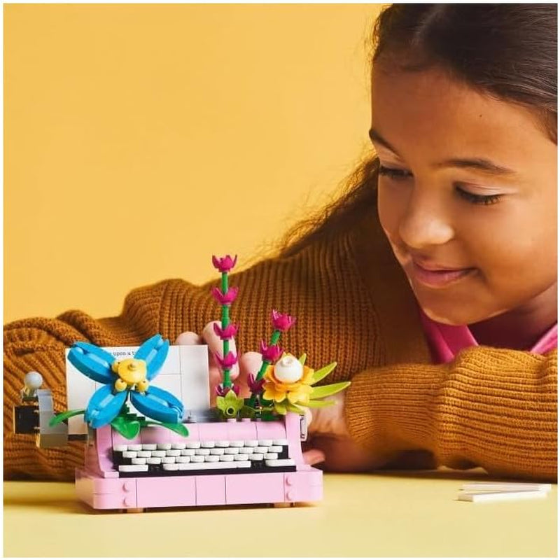 LEGO Creator 3In1 Schreibmaschine mit Blumen – umwandelbares Spielzeug in ein Keytar-Modell oder in einen Blumentopf mit Notizbuch und Stift – Bauset – Geschenk für Mädchen und Jungen ab 8 Jahren 31169 Bausets Besuchen Sie den LEGO-Store
