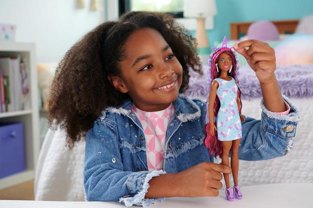 Păpușă Barbie, păr distractiv și elegant, cu păr negru extra lung și colorat și rochie roz strălucitoare, 10 accesorii de coafat și modă, JDC86