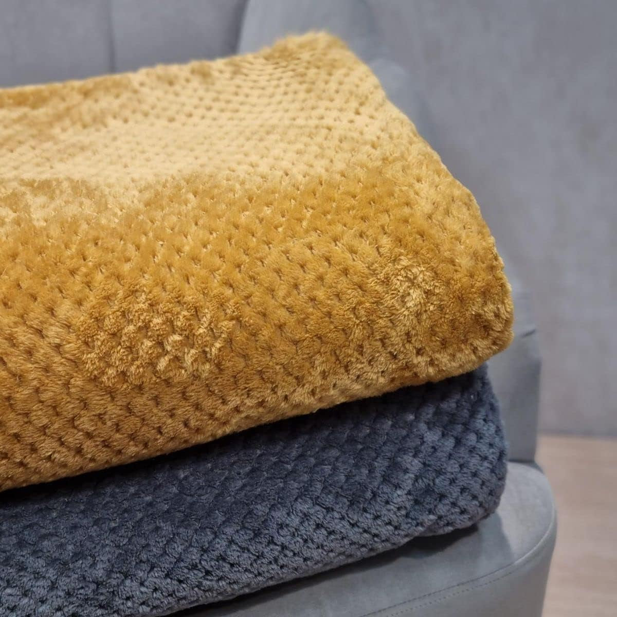 Tagesdecke HOMLA Noah 220 x 240 cm – Tagesdecke, Sofa, bequeme Überwurfdecke, Decke – flauschig und weich – graues Polyester. Betten und Decken. Besuchen Sie den HOMLA-Store