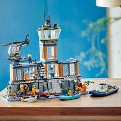 LEGO City Polizeistation auf der Gefängnisinsel, Polizeispielzeug mit Hubschrauber, Stiefel und Hai, Set mit 7 Minifiguren und Hund, Geburtstagsgeschenk für Jungen und Mädchen ab 7 Jahren 60419