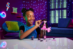 Păpușă Monster High Draculaura cu animalul ei de companie, pisica liliac Count Fabulous, și accesorii precum rucsac, carte de vrăji, cutie Bento și multe altele, HRP64 Papusi Naty Shop