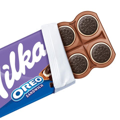 Milka Oreo Sandwich – Alpenmilchschokolade, gefüllt mit knusprigen Oreo-Keksstückchen und zarter Vanillecreme – 92g