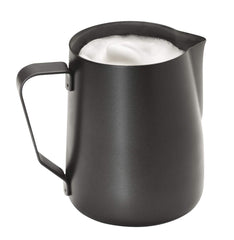 APS Milk Pitcher – Carafă de lapte de înaltă calitate, cu strat antiaderent, fabricată din oțel inoxidabil – Perfectă pentru prepararea spumei de lapte – Carafă universală, neagră, 600 ml