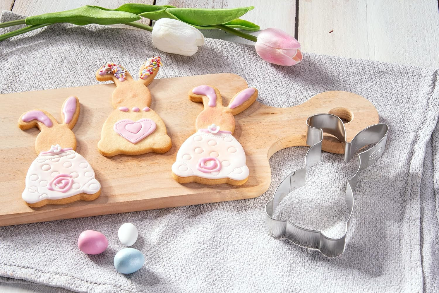 Formă de biscuiți Dr. Oetker „Iepure mare în picioare”, formă de biscuiți și fursecuri din seria „Paștele auriu” (culoare: argintiu), cantitate: 1 bucată