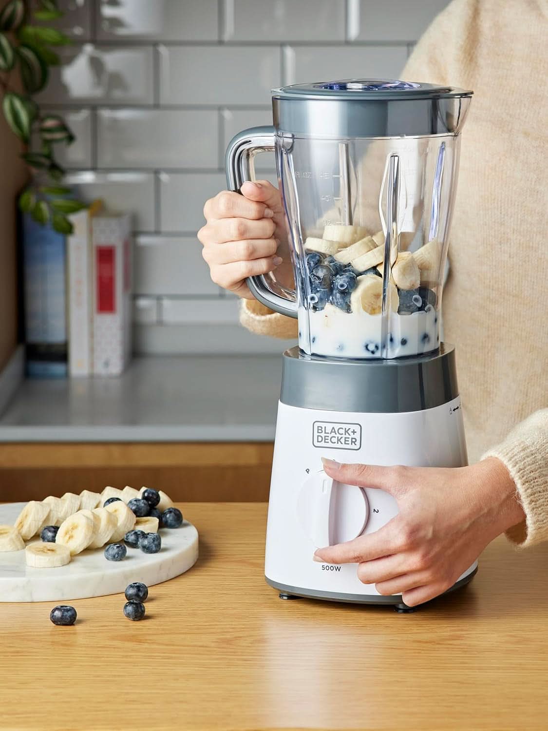 BLACK+DECKER Standmixer | 500W | 2 Geschwindigkeiten | Pulsfunktion | Glaskrug | 1,5L | Edelstahlmesser mit 4 Klingen | Herausnehmbar und leicht zu reinigen | Weiß Und Grau Kitchen Naty Shop