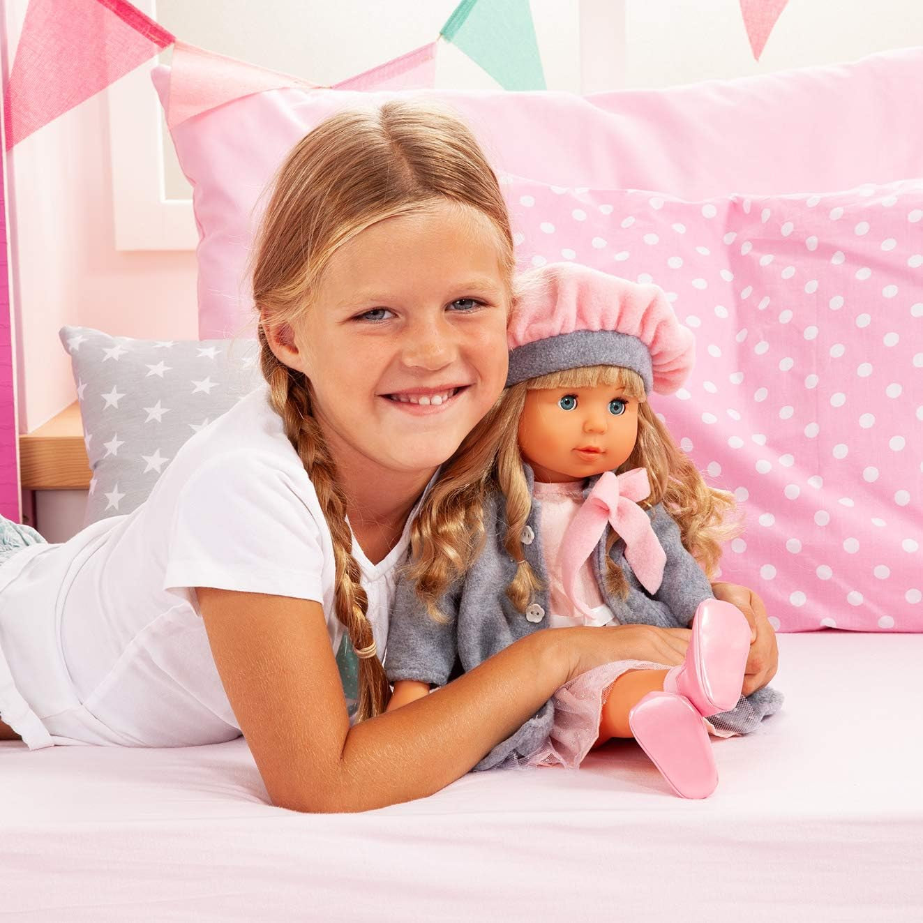 Bayer Design 94635AX Funktionspuppe Charlene mit Haaren und Schlafaugen, spricht und singt 90 Sätze, 2 Gedichte und 8 Lieder, 46cm, Puppe mit viel Zubehör, 1,30 kg, Rosa, Grau
