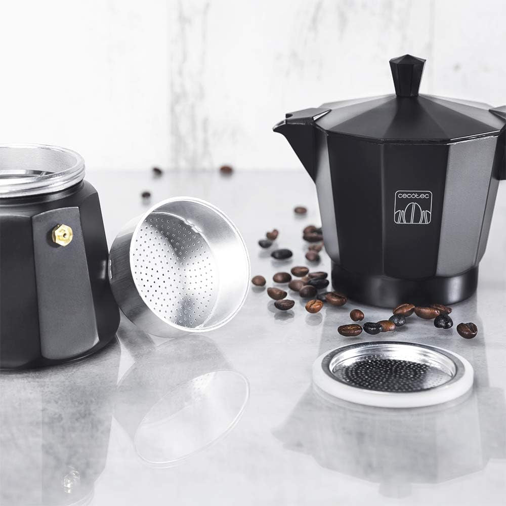 Cafetieră italiană Cecotec Cumbia Mokclassic 600 Neagră, 300 ml, fabricată din aluminiu cu o capacitate de 6 cești de cafea, potrivită pentru toate tipurile de plite și ușor de curățat.
