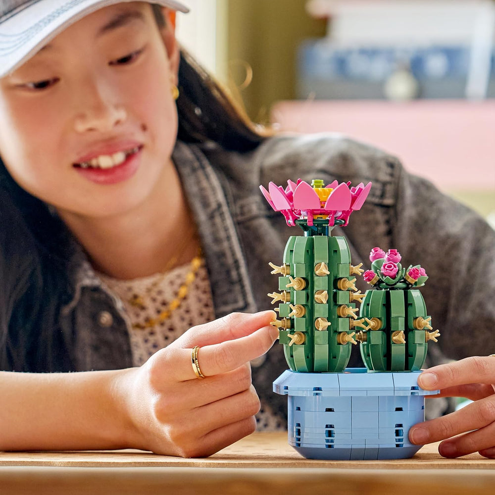 LEGO Botanicals Blühender Kaktus – Set mit Kunstpflanze mit 2 Kakteen & künstlichen Blüten – DIY Deko – Giftidee zum Geburtstag für Mädchen ab 9 Jahren & Erwachsene Pflanzenliebhaber – 11509