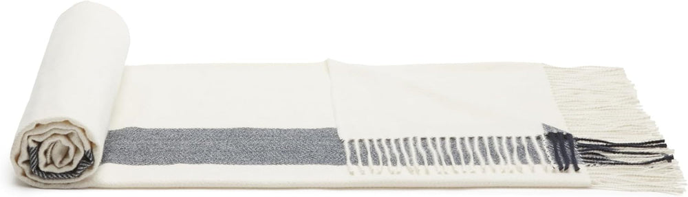 Amazon Basics Überwurfdecke, leichtes, recyceltes Polyester, Raumdekor-Kuscheldecke, 127 x 152 cm, elfenbeinweiß mit blauem Muster. Karierte Betten und Decken. Besuchen Sie den Amazon Basics-Store