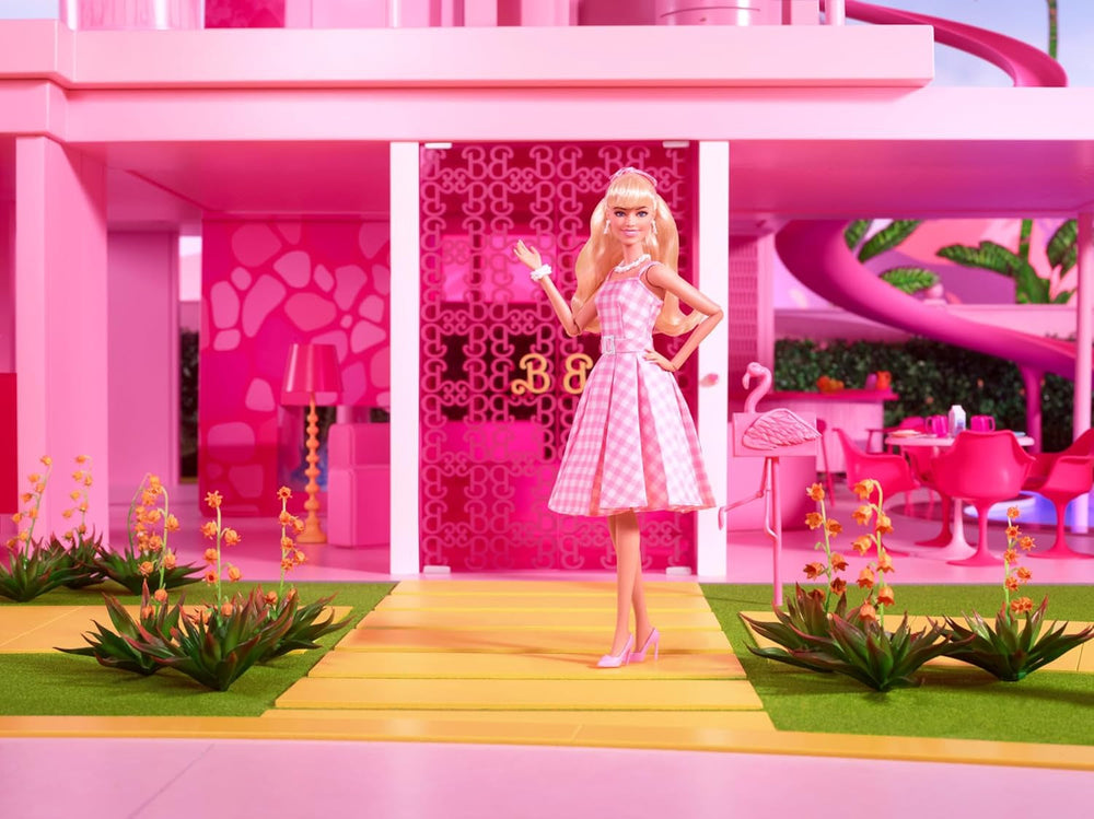 Păpușă Barbie, păpușă The Movie, în rochie roz și albă și colier cu margarete, Margot Robbie, piesă de colecție, jucărie pentru copii de la 3 ani, HPJ96