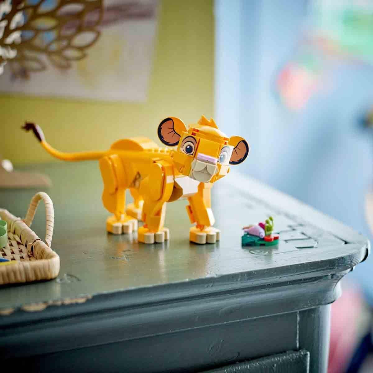 LEGO® Disney Simba, das Junge des König der Löwen, Bauspielzeug für Kinder, Fantasy-Spielset mit der Figur des Löwen, coole Geschenkidee für Mädchen und Jungen ab 6 Jahren, Kinderspielzeug 43243 Bausets Beuche den LEGO-Store