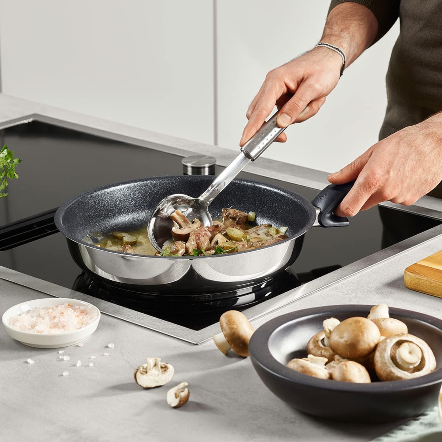 Fissler Adamant Premium, Edelstahlpfanne, antihaftbeschichtet, kratzfest – Induktionstöpfe und Pfannen Naty Shop