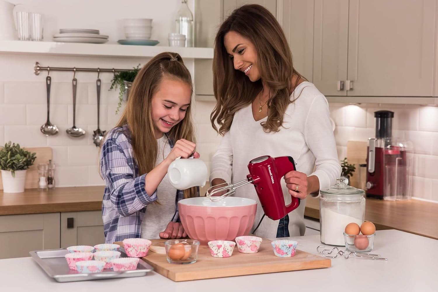 Russell Hobbs Handmixer [Handrührgerät] Desire Rot (5 Geschwindigkeitsstufen+Turbofunktion, 2 spülmaschinengeeignete Rührbesen & Knethaken, Auswurftaste, Aufrechte Parkposition) Handrührer 24670-56 Kitchen Naty Shop