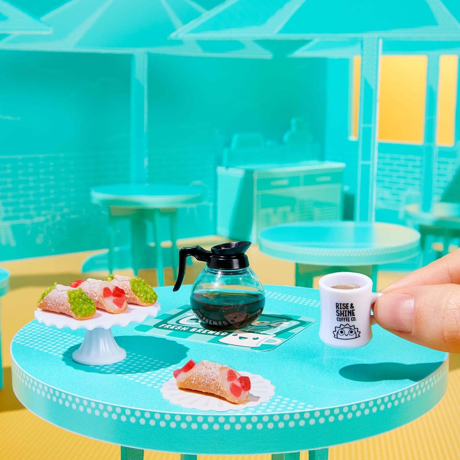 MGA's Miniverse Make It Mini Cafe Serie 6 – Mini-Sammlerstücke aus Harz zum Selbermachen und Ausstellen, mit Nachgebildeten Zutaten, Nicht Essbar – für Sammler und Kinder ab 8 Jahren