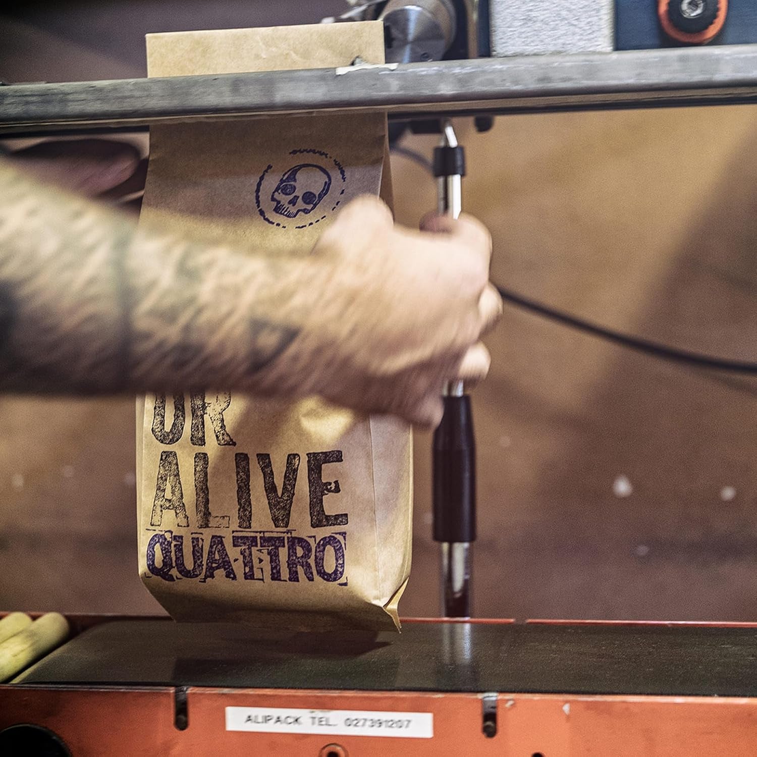 DEAD OR ALIVE QUATTRO – Espresso Bohnen – Arabica-Robusta Blend – Mild & Aromatisch – Feine Crema – Ganze Bohnen 1 kg – Geröstet in Italien