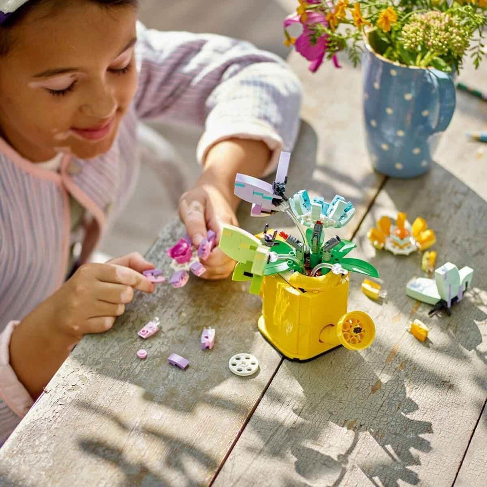 LEGO Creator 3-in-1-Blumensprinkler-Set, Kinderzimmerdekoration, Baue einen Sprinkler mit einem Blumenstrauß, Gummistiefeln oder 2 Spielzeugvögeln, kreatives Geschenk für Mädchen und Jungen ab 8 Jahren 31149 Bausets Besuchen Sie den LEGO-Store