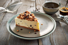 RUF Cookie Dough Cake Ohne Backen, Tortenboden Aus Keksteig Mit Frischkäse-Creme Und Schokoladenstückchen, Inkl. Kuchenform, 1X325G Mischung zum Backen und Kochen Naty Shop