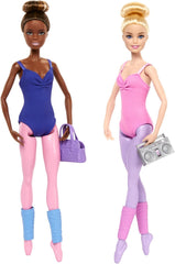 Barbie Ballettstudio Set mit 2 Puppen und 9 Zubehörteilen, blonde und brünette Ballerina-Modepuppen mit zusätzlichem Outfit und zum Tanzmotto passenden Teilen, HXC37, [Mehrfarbig]