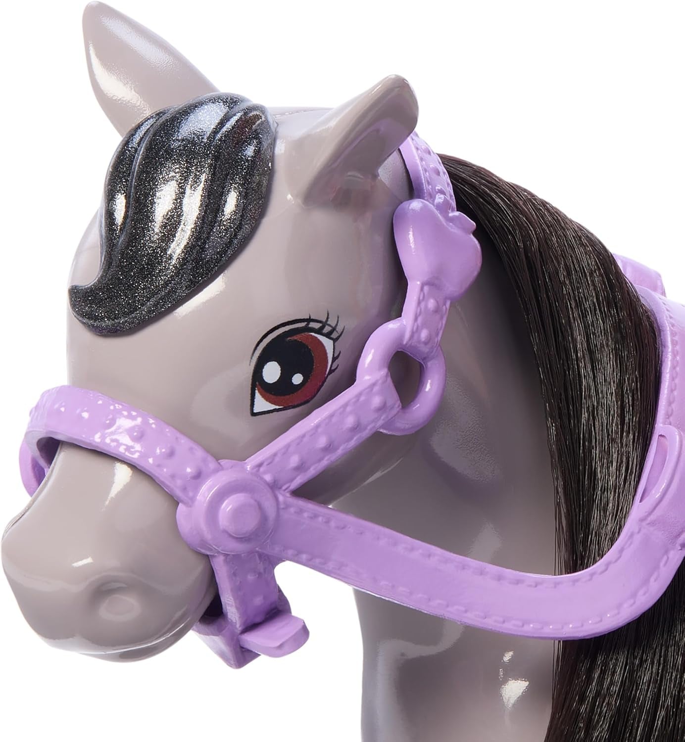 Barbie Chelsea und Pony-Puppe und Ponys – reiten beim Spielen, um sicher auf dem Pferd zu sitzen, rosa Sattel und Stöcke, inklusive Helm und süßem karierten Kleid, ab 3 Jahren, HTK29 Naty Shop-Puppen