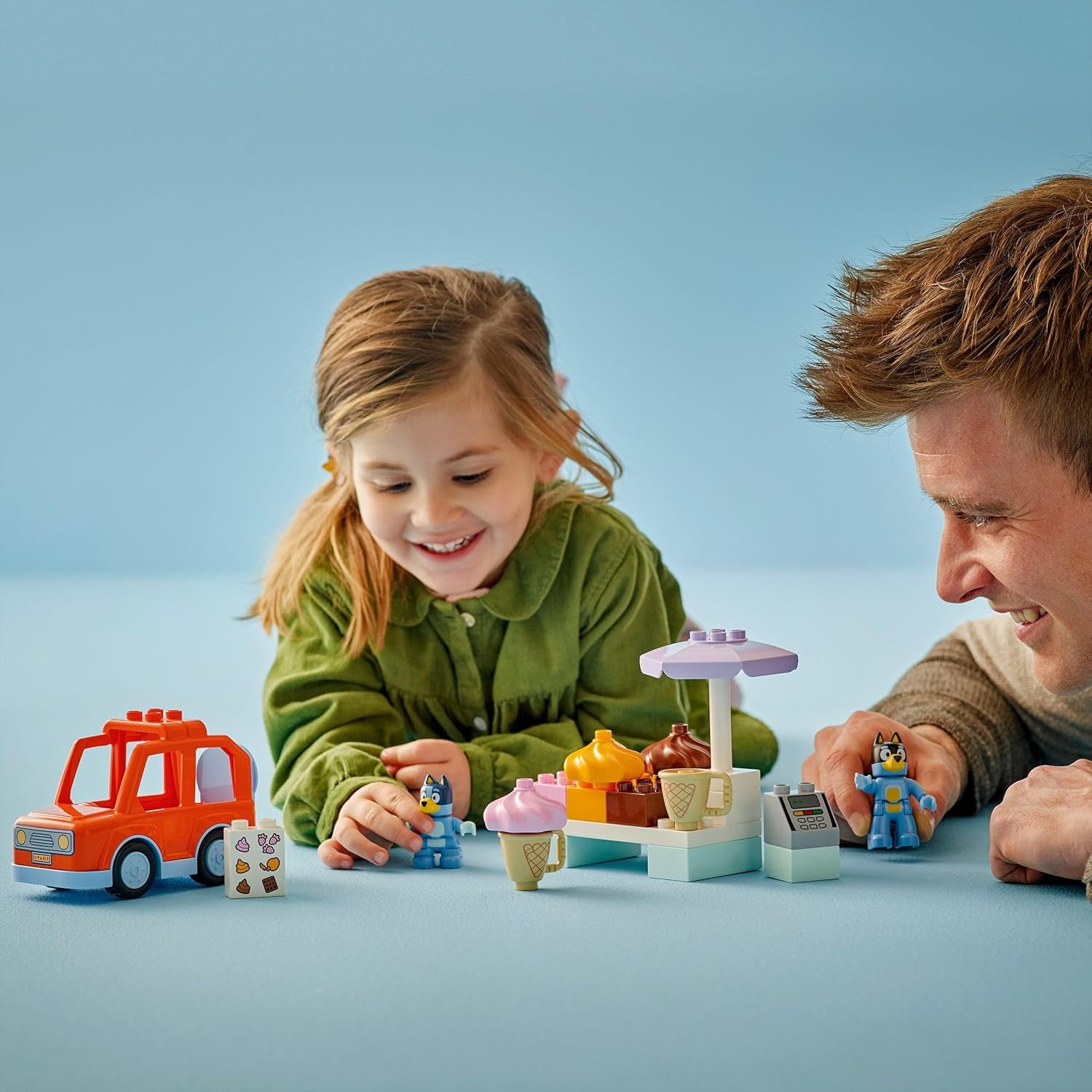LEGO DUPLO Bluey: Ausflug zur Eisdiele mit Bluey - Lernspielzeug für Kleinkinder - Mit Spielzeug Car und 2 Minifiguren - Geschenk für Mädchen & Jungen ab 2 Jahren - 10458