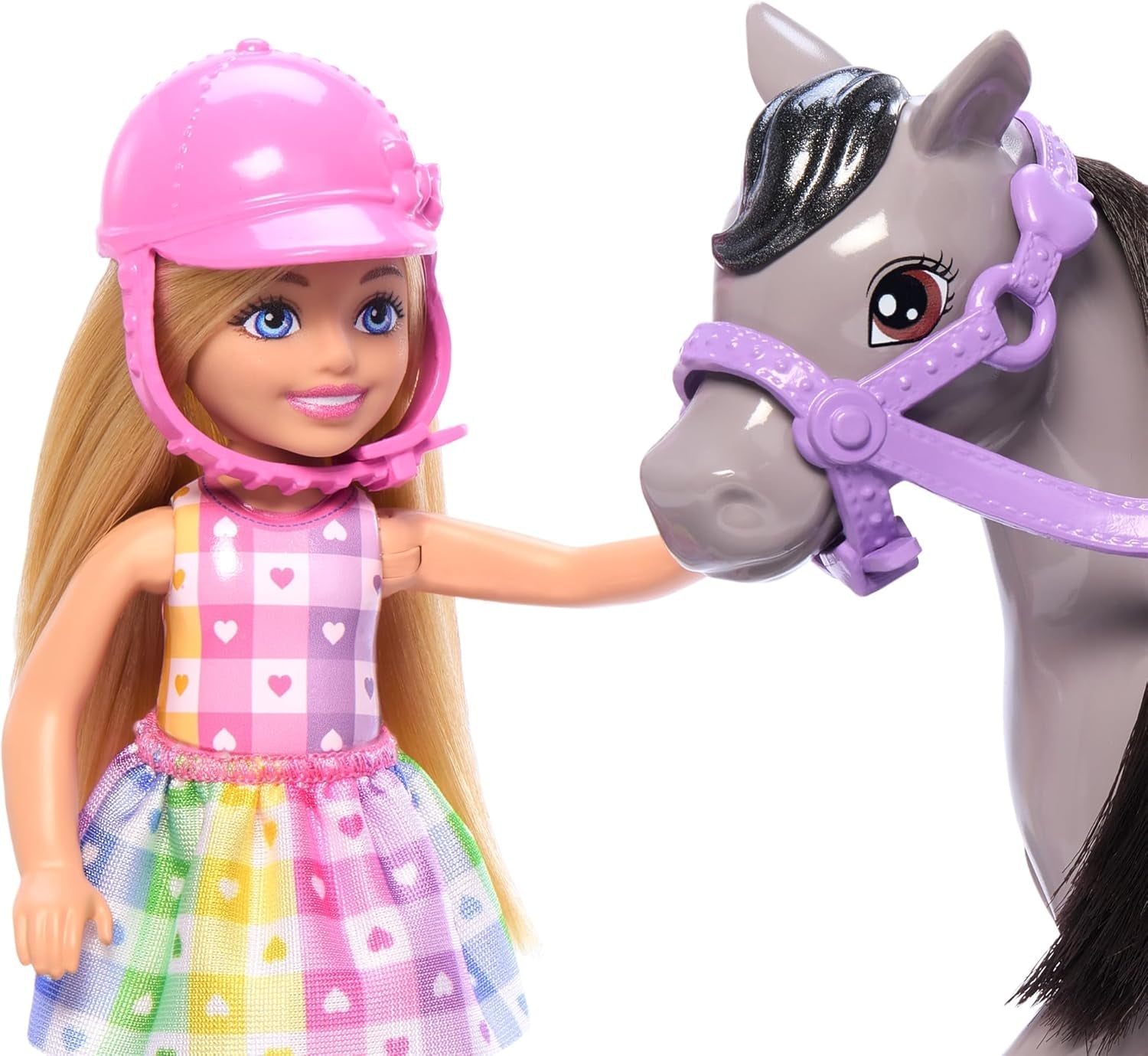 Barbie Chelsea und Pony-Puppe und Ponys – reiten beim Spielen, um sicher auf dem Pferd zu sitzen, rosa Sattel und Stöcke, inklusive Helm und süßem karierten Kleid, ab 3 Jahren, HTK29 Naty Shop-Puppen
