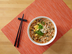 Nissin Ramen Premium – Miso Spicy 10er-Pack luftgetrocknete Instant-Nudeln nach japanischer Art für Ramen im „Restaurant-Stil“ mit einem leicht würzigen Geschmack von Miso und Wakame-Flocken (10 x 90,7 g)