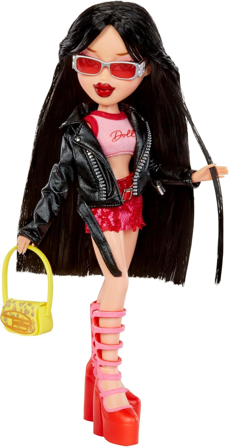 Păpușa Bratz Goin' Out! - Jade - 1 păpușă de colecție cu accesorii, ținută, geantă, ochelari de soare și perie - Jucărie pentru copii - Vârste 6+, Roșu