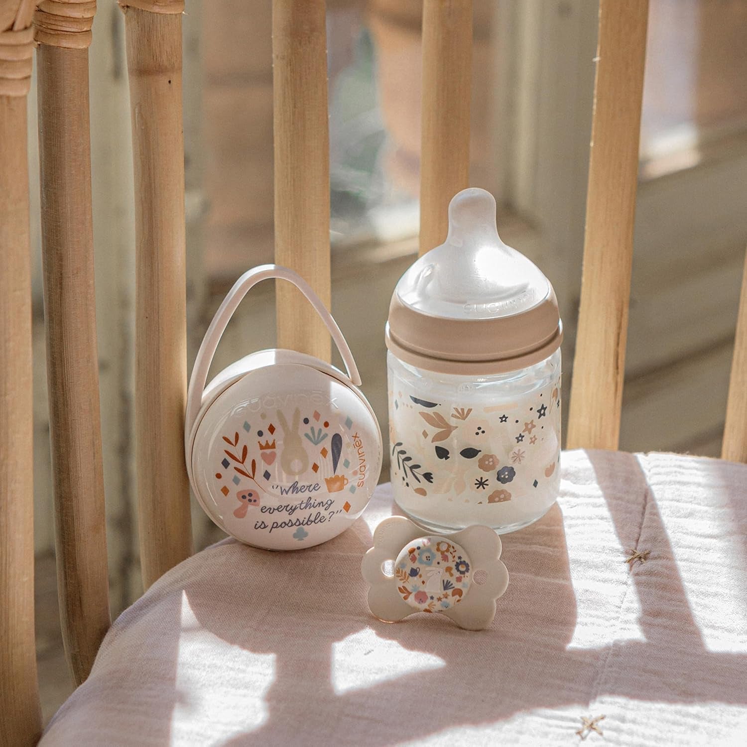 Set cadou Suavinex pentru nou-născuți. Set cu 4 piese, inclusiv: suzetă Physiological SX Pro pentru bebeluși 0-6 luni + suport pentru suzetă + husă pentru suzetă Duo + inel de dentiție din silicon. Wonderland, bej