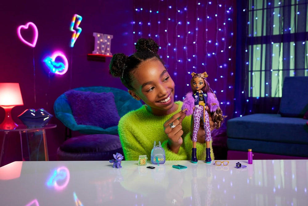 Monster High Clawdeen Wolf-Puppe mit Hund Crescent und Accessoires wie Rucksack, Kalender, Snacks und mehr, HRP65